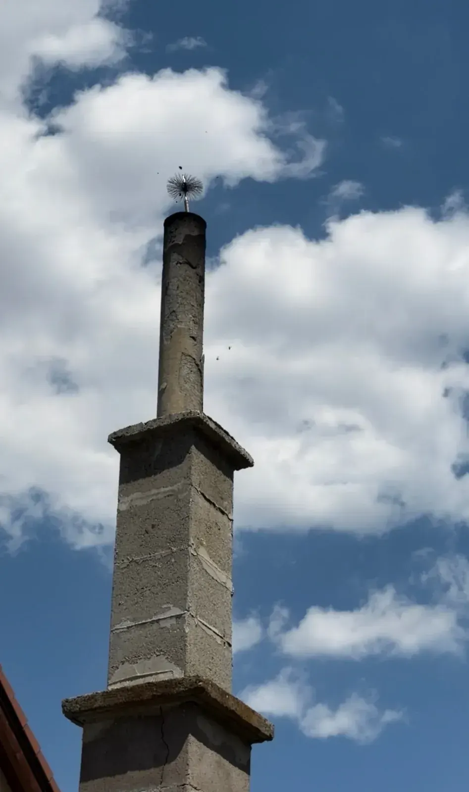 Čistenie starého komína kominárskou kefou
