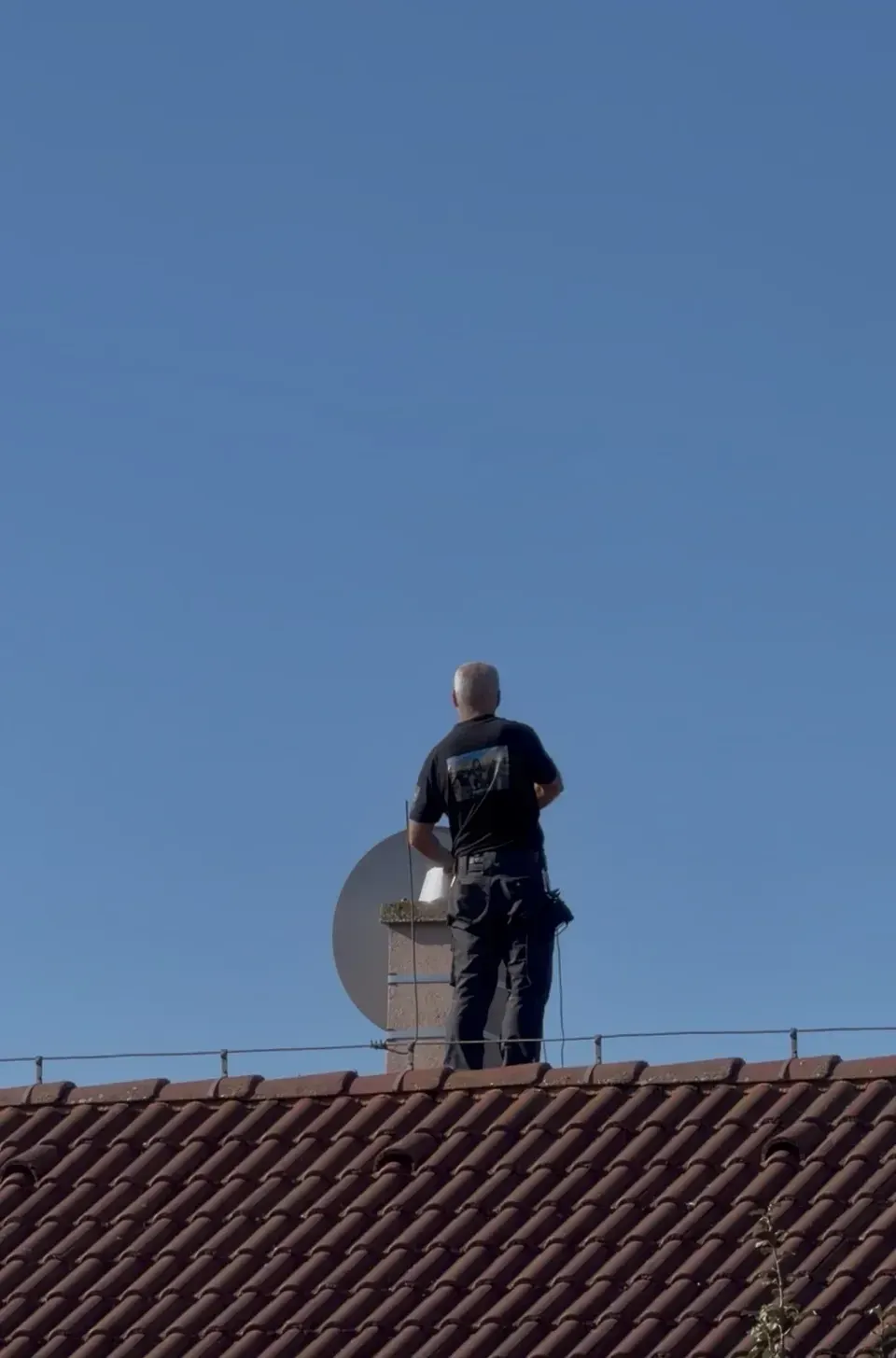 Kominár Šťastného komína pri práci na streche