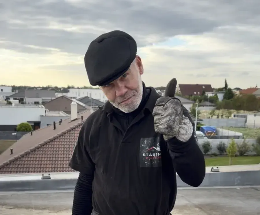 Spokojný kominár po dokončenej práci