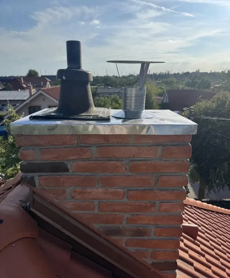 Tehlový komín s nerezovou strieškou